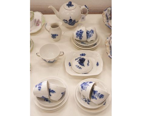A Royal Copenhagen blue and white Blue Flower pattern tea service, 1969-1974, with osier moulded border, teapot and cover 15.