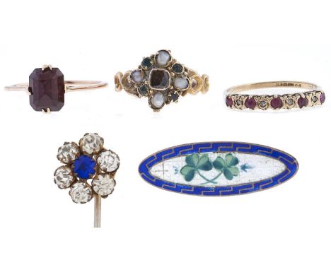 Three gold rings, variously gem set, 4g, sizes J, K and L, a silver and enamel shuttle shaped brooch decorated with shamrocks