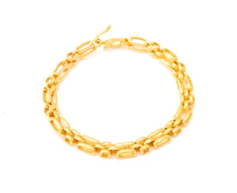 A 22K GOLD BRACELET
Of gate link type design
Marked 916 to the clasp
16.5cm long
14.86gr
For condition reports and further im