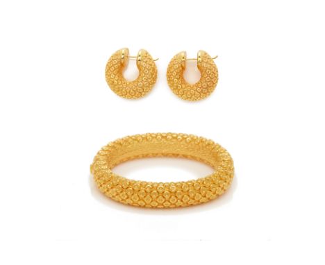 AN ITALIAN GOLD HINGED BANGLE AND EARRINGS
To be sold with no reserve, from an estate collection of jewellery
The textured su