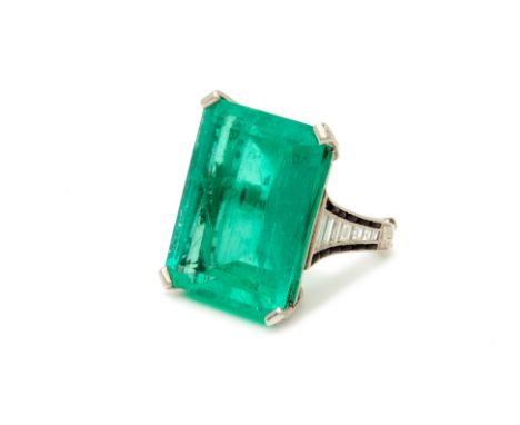 A 38 CARAT EMERALD SINGLE STONE RING
To be sold with no reserve, from an estate collection of jewellery
Of Art Deco style, se