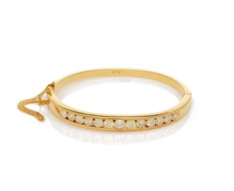 A DIAMOND HINGED BANGLE
To be sold with no reserve, from an estate collection of jewellery
The hinged yellow gold bangle chan
