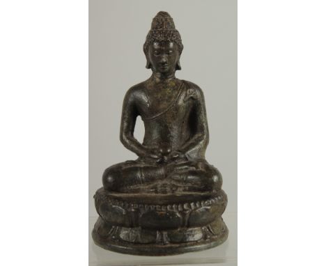 AN EARLY SOUTH EAST ASIAN BRONZE BUDDHA, 12.5cm high.