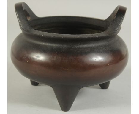 A CHINESE BRONZE TWIN HANDLE TRIPOD CENSER, 17cm diameter.