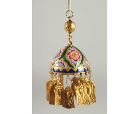 A FINE 19TH CENTURY PERSIAN GOLD AND ENAMEL EARRING.