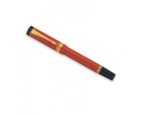 PARKER DUOFOLD CENTENNIAL Penna con corpo in resina rossa e elementi dorati, cappuccio  a vite decorato con logo e fermaglio 