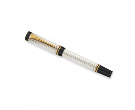 PARKER DUOFOLD STILOGRAFICA Corpo in metallo scanalato e elementi dorati, cappuccio decorato con logo e fermaglio a freccia, 