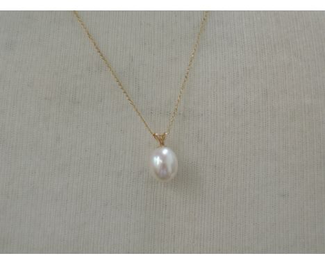 A cultured pearl pendant having yellow metal mount on a 9ct gold chain