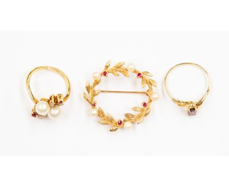 A collection of gold jewellery to include a cultured pearl, ruby and diamond 18ct gold ring, size K,  a 9ct gold and garnet r