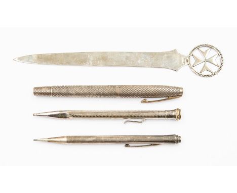 American Interest: A Vintage Sheaffer 14 K gold nib fountain pen, with sterling silver engraved diagonal pattern body and cov