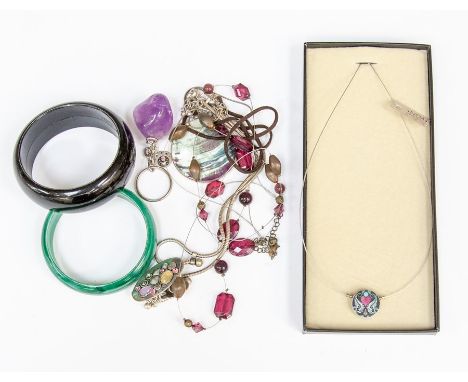 A collection of assorted costume jewellery, including an amethyst key ring, etc (Q)