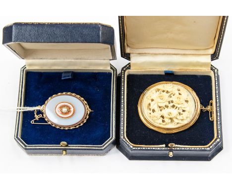 Two Victorian brooches to include an agate and pearl set brooch, 9ct gold rope border (unmarked) size approx. 35 x 27mm, alon