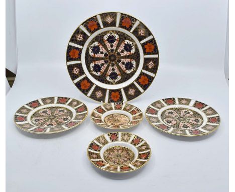 A collection of five&nbsp;Royal Crown Derby Imari 1128 plates to include lunch plate, two side plates and two bonbon dishes/s
