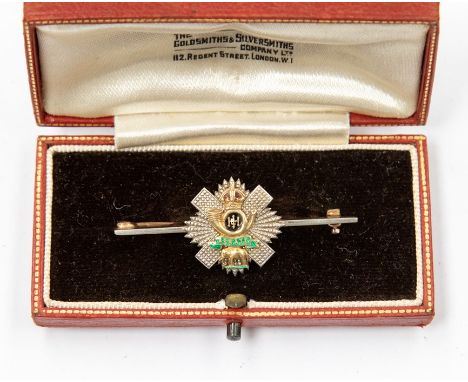 Militaria: A Royal Highland Light Infantry military regimental bar brooch 9ct gold with enamel details, total gross weight ap