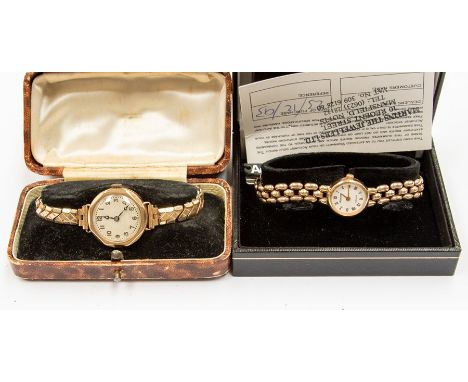 A 9ct gold ladies Accurist wristwatch, round white dial with Roman numerals, case diameter approx. 16mm, on a fancy link brac