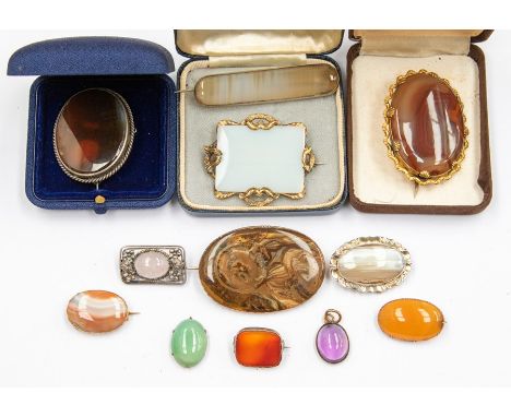 A collection antique and vintage hardstone brooches to include gilt metal and unmarked yellow metal and white metal versions 