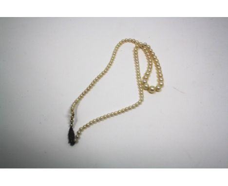 A graduated cultured pearl necklace with silver clasp, 