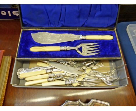 A small quantity of silver plated flat ware, to include two Old English pattern basting spoons with beaded edges, a cased bon