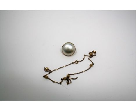 A 9ct gold & Mabe pearl earring + 9ct gold and faux pearl necklace (a/f) (2), 