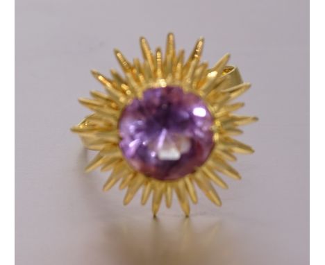 A 14k gold ring of starburst design set amethyst, size R, 6.3g. 