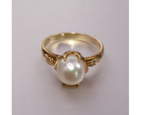 A 14k gold ring set a single cultured pearl, size M½, 3.4g. 