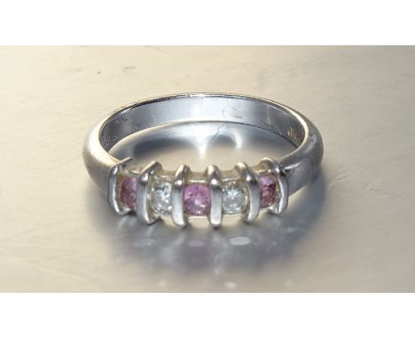 An 18ct white gold ring set three pink sapphires and two brilliant-cut diamonds, size O, 4.7g. 