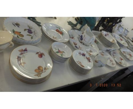 A quantity of Royal Worcester Evesham china