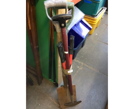 BUNDLE OF GARDEN TOOLS