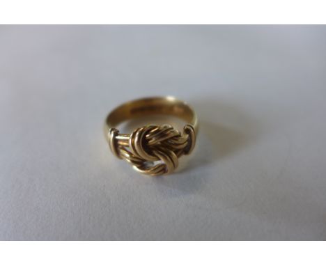 An 18ct gold knot ring, approx 5.5 grams, size N 