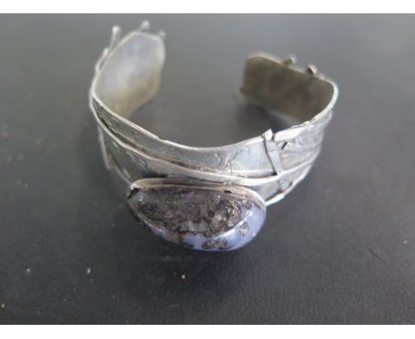 An abstract silver cuff bangle set with agate stone, 6.5cm wide, approx 48 grams 