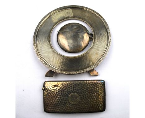 An engine turned circular strut-frame, Goldsmiths & Silversmiths, London 1924 (for a clock) to/w a visiting card case with pl