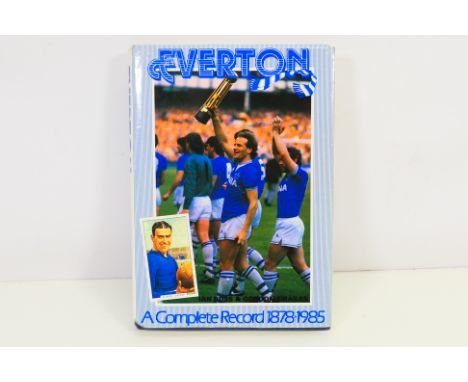 Everton Signed Football Book, Everton A complete record 1878-1985 by Breedon, signed in ink to first page by 16 to include La