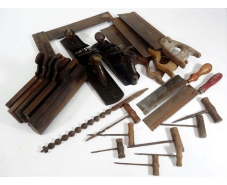 Various vintage tools, etc.  early 20thC Record wood plane, 13cm H, various tenon saws, block planes, etc.  (a quantity)
