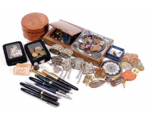 Various trinkets, to include a small selection of fountain pens, compact mirror, leaf brooch, paste stone set necklace and br