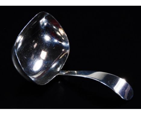 A George V silver caddy spoon, old English pattern with oval bowl, Sheffield 1918, 7cm W, ½oz.