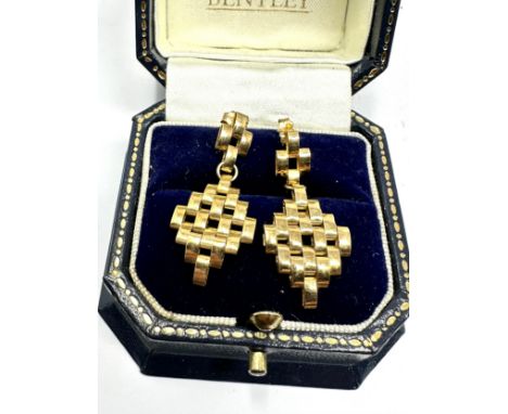 A PAIR OF 9CT GOLD EARRINGS; articulated gate link drops to stud fittings weight 3.4g