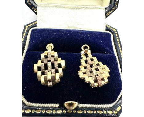 A PAIR OF 9CT GOLD EARRINGS; articulated gate link drops to stud fittings weight 1.4g