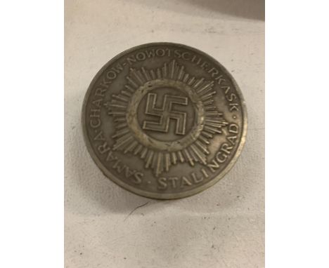 A PEWTER GERMAN STYLE SNUFF BOX 