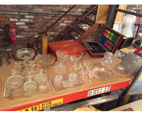A LARGE QUANTITY OF GLASSWARE TO INCLUDE TRINKET BOXES, GLASSES, GLASS SWAN DISH,PEDESTAL BOWLS ETC 