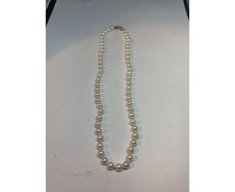 A PEARL NECKLACE WITH A 9 CARAT GOLD CLASP 