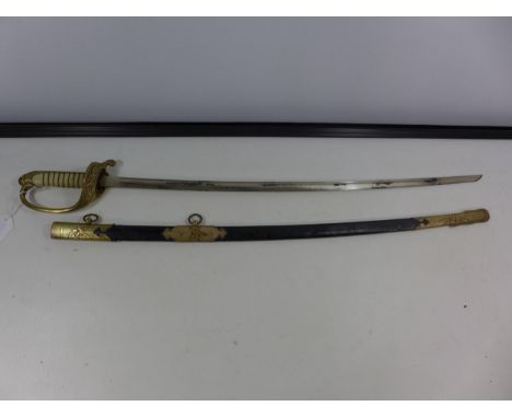 A WORLD WAR II IMPERIAL JAPANESE NAVAL OFFICERS DRESS SWORD, LENGTH OF BLADE 66CM, COMPLETE WITH LEATHER SCABBARD 