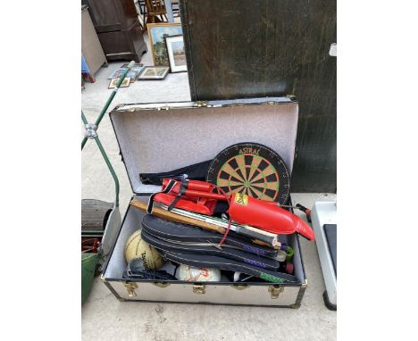 A VINTAGE TRAVEL TRUNK WITH AN ASSORTMENT OF SPORTS EQUIPMENT TO INCLUDE DART BOARD, TENNIS RACKETS AND FOOTBALLS ETC 