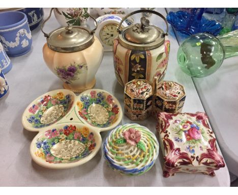 A COLLECTION OF VINTAGE CERAMICS TO INCLUDE TWO BISCUIT BARRELS, A CONDIMENT DUO AND TWO LIDDED TRINKET DISHES 