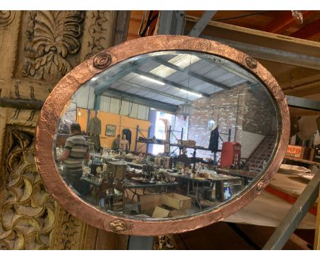 AN OVAL COPPER AND BRASS ART DECO STYLE FRAMED WALL MIRROR, LENGTH 72CM, WIDTH 57CM 