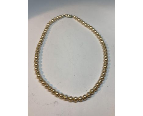 A PEARL NECKLACE WITH DECORATIVE CLASP 