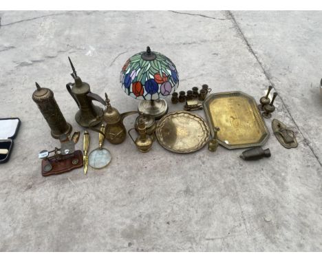 A LARGE ASSORTMENT OF ITEMS TO INCLUDE A TIFFANY STYLE LAMP, BRASS JUGS AND A MINITURE SET OF BALANCE SCALES ETC 