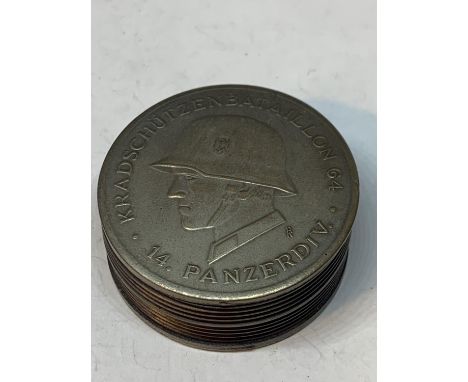 A PEWTER GERMAN STYLE SNUFF BOX 