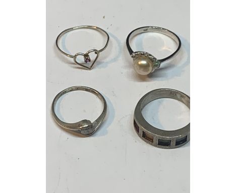 FOUR SILVER RINGS TO INCLUDE A HEART DESIGN, PEARL, COLOURED STONE BAND ETC 