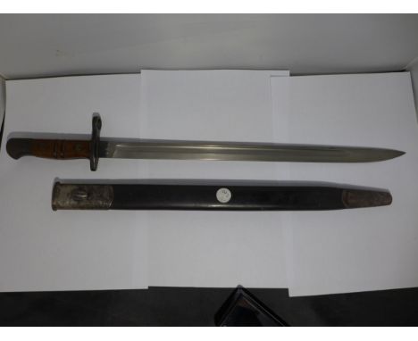 A WORLD WAR I BRITISH 1913 PATTERN BAYONET, 43CM BLADE, WITH WAR DEPARTMENT MARKINGS, COMPLETE WITH SCABBARD 