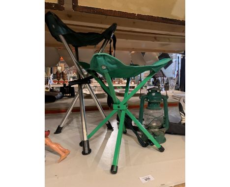 TWO CAMPING STOOLS AND A PARAFFIN LAMP 
